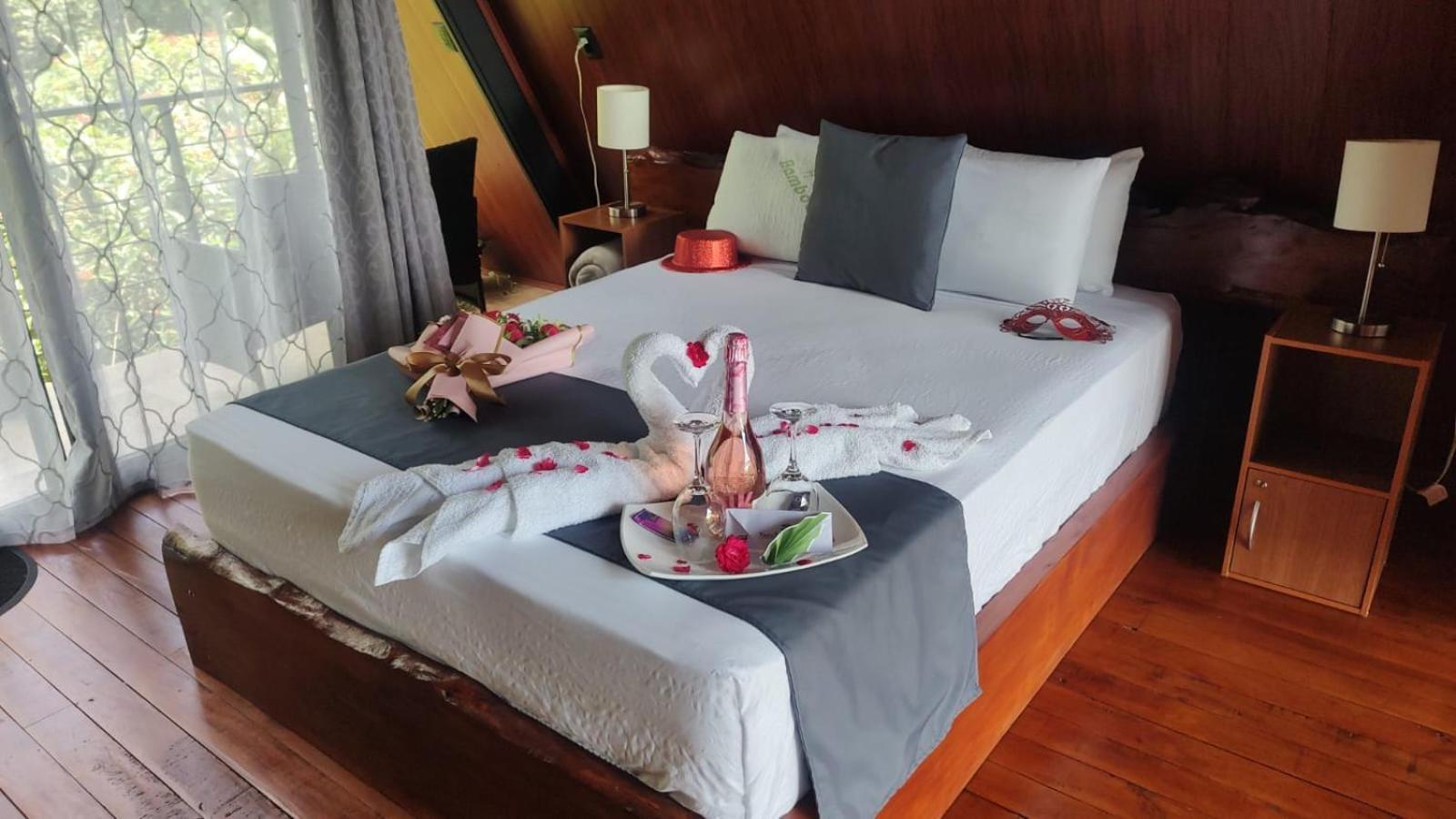 Yarumo Lodge, Rio Celeste Black Chalets Bijagua Bagian luar foto