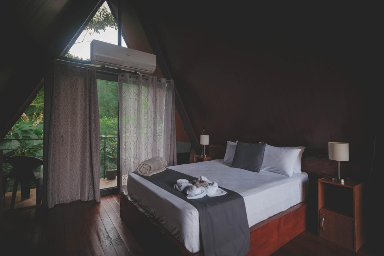 Yarumo Lodge, Rio Celeste Black Chalets Bijagua Bagian luar foto